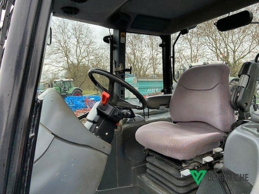 Tracteur agricole New Holland TM 135