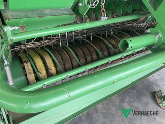 Presse à balles rondes John Deere 864 - 2