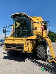 Moissonneuse batteuse New Holland TX 68 - 1