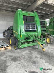 Presse à balles rondes John Deere 864 - 1