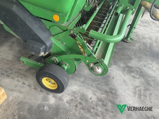 Presse à balles rondes John Deere 864 - 3